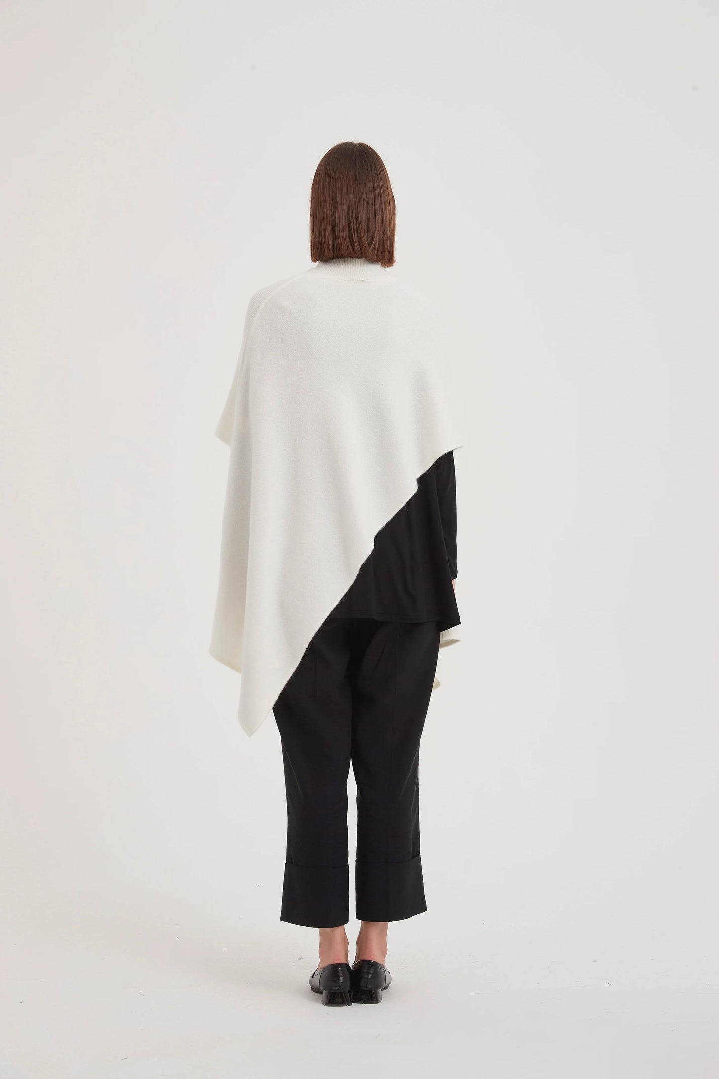 BUTTON DETAIL ASYMMETRIC PONCHO CREAM (One Size)