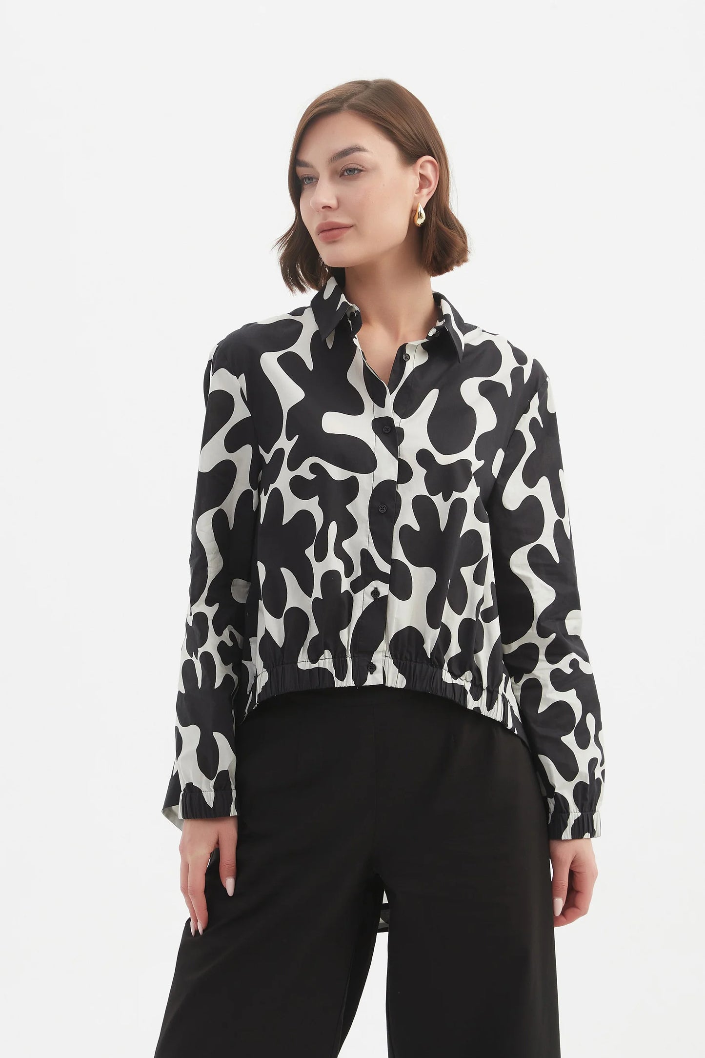 ELASTIC FRONT HEM PRINT SHIRT (BLACK & CREAM PRINT)