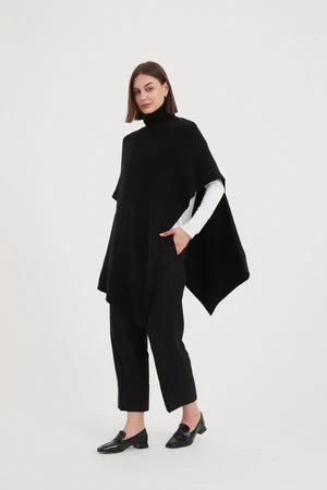 BUTTON DETAIL ASYMMETRIC PONCHO BLACK (One Size)