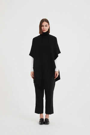 BUTTON DETAIL ASYMMETRIC PONCHO BLACK (One Size)