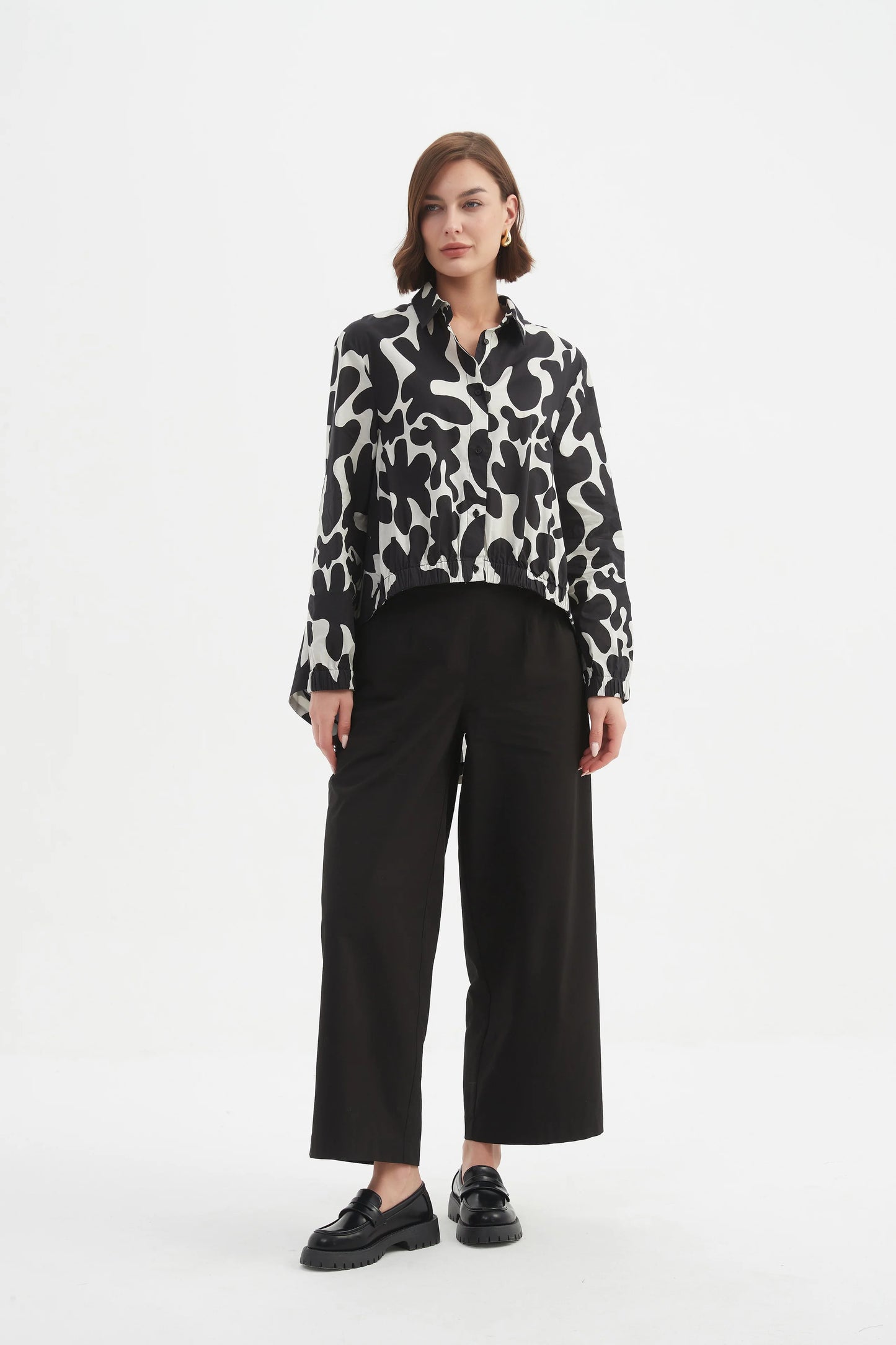 ELASTIC FRONT HEM PRINT SHIRT (BLACK & CREAM PRINT)